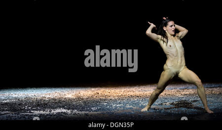 Berlin, Allemagne. 23 Oct, 2013. Maria Marta Colusi, membre de la compagnie de danse de Sasha Waltz, effectuer sur scène lors d'une répétition de la photo 'Sacre - scéne d'Amour' dans le Schillertheater à Berlin, Allemagne, 23 octobre 2013. Photo : Tim Brakemeier/dpa/Alamy Live News Banque D'Images