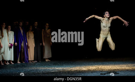 Berlin, Allemagne. 23 Oct, 2013. Maria Marta Colusi (R), membre de la compagnie de danse de Sasha Waltz, effectuer sur scène lors d'une répétition de la photo 'Sacre - scéne d'Amour' dans le Schillertheater à Berlin, Allemagne, 23 octobre 2013. Photo : Tim Brakemeier/dpa/Alamy Live News Banque D'Images