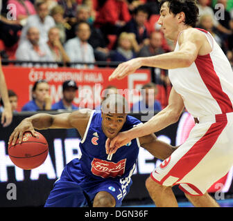 Nymburk, République tchèque. 23 Oct, 2013. Match de basket-ball Eurocup, groupe A, 2ème tour, CEZ Nymburk club de basket-ball Basket-ball vs Cibona à Nymburk, en République tchèque, le 23 octobre 2013. Jerel Blassingame de gauche de Cibona et Jiri Welsch de Nymburk. Photo : CTK/Tanecek Photo/Alamy Live News Banque D'Images