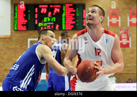 Nymburk, République tchèque. 23 Oct, 2013. Match de basket-ball Eurocup, groupe A, 2ème tour, CEZ Nymburk club de basket-ball Basket-ball vs Cibona à Nymburk, en République tchèque, le 23 octobre 2013. De gauche Darko Planinic de Cibona et Rasid Mahalbasic de Nymburk. Photo : CTK/Tanecek Photo/Alamy Live News Banque D'Images