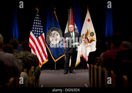 Sous-secrétaire de l'Armée Joseph W. Westphal remarques donne juste avant qu'il présente l'Armée Décoration pour service civil distingué à l'ex-Rép Gabrielle Giffords 'Gabby' (Arizona) pour "des services et de l'appui de la mission de l'Armée de terre Banque D'Images