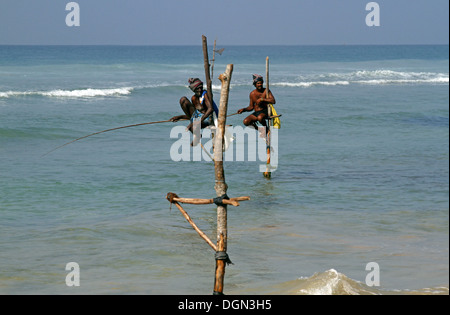 Pêcheurs sur pilotis et OCÉAN INDIEN WELIGAMA SRI LANKA ASIE 18 Mars 2013 Banque D'Images