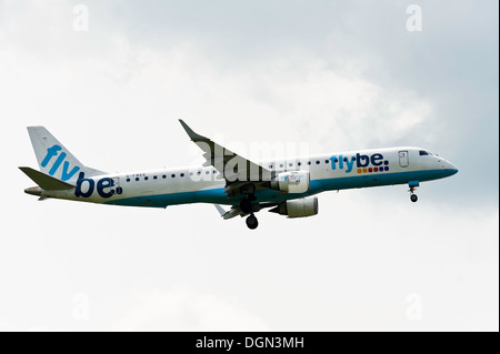 FlyBe Embraer 195 sur avion approche pour l'atterrissage à l'aéroport de Londres Gatwick West Sussex England United Kingdom UK Banque D'Images