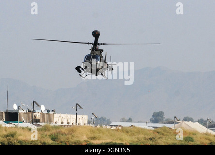 Un OH-58D Kiowa Warrior du 1er Bataillon de Reconnaissance, d'attaque, 10e Brigade d'aviation de combat, fait son approche dans la base d'opération avancée Fenty, l'Afghanistan, à la suite d'une mission de reconnaissance et de sécurité, le 11 octobre 2013. Banque D'Images