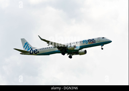 FlyBe Embraer 195 sur avion approche pour l'atterrissage à l'aéroport de Londres Gatwick West Sussex England United Kingdom UK Banque D'Images