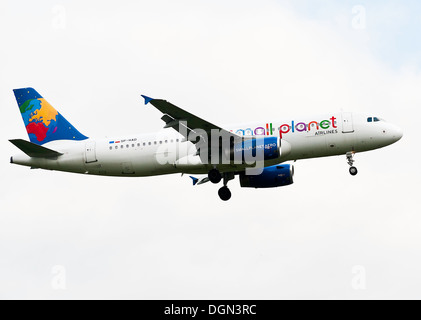 Small Planet Airlines Airbus A320 Avion de ligne en approche pour l'atterrissage à l'aéroport de Londres Gatwick West Sussex England United Kingdom Banque D'Images