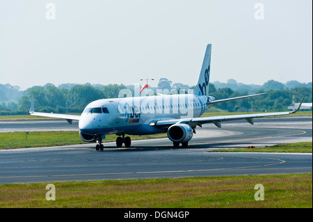 FlyBe Embraer 195 Avion de roulage ayant atterri à l'Aéroport International de Manchester en Angleterre Royaume-Uni UK Banque D'Images