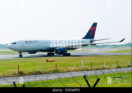 Delta Air Lines avion Airbus A330-223 N858SW le roulage à l'arrivée à l'aéroport de Manchester en Angleterre Royaume-Uni UK Banque D'Images