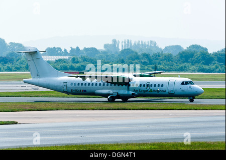 Aer Arann avion ATR 72-201 EI-REH pour Exploitation Régionale Aer Lingus le roulage à l'aéroport de Manchester en Angleterre Royaume-Uni UK Banque D'Images