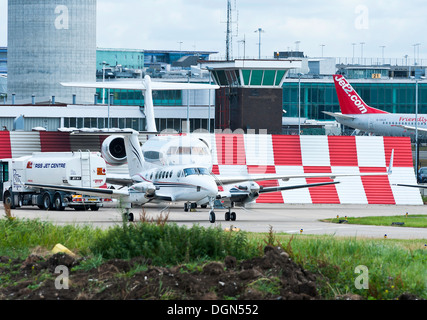 Beechcraft B200 Super King Air avion exécutif G-MEGN La préparation pour le départ à l'aéroport de Manchester en Angleterre Royaume-Uni Banque D'Images