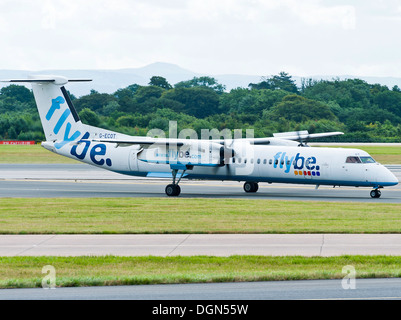 FlyBe Bombardier DHC-8 Q400 Dash8 Avion de roulage à l'aéroport de Manchester en Angleterre Royaume-Uni Banque D'Images