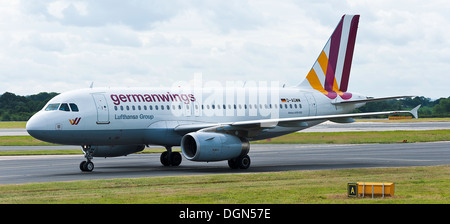 La compagnie aérienne Germanwings avion Airbus A319 le roulage après l'atterrissage à l'Aéroport International de Manchester en Angleterre Royaume-Uni UK Banque D'Images