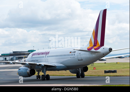 La compagnie aérienne Germanwings avion Airbus A319 le roulage après l'atterrissage à l'Aéroport International de Manchester en Angleterre Royaume-Uni UK Banque D'Images