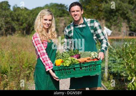 Heureux couple montrant légumes Banque D'Images