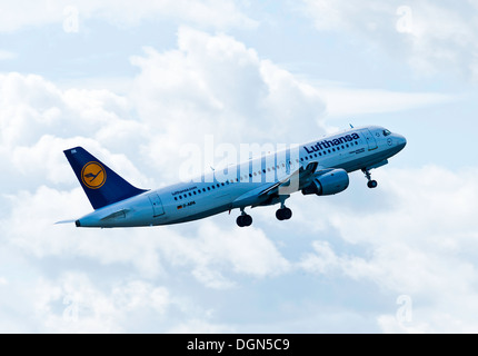 Lufthansa Airbus A320 avion de décoller au départ de l'Aéroport International de Manchester en Angleterre Royaume-Uni UK Banque D'Images