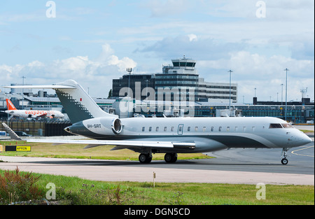 Bombardier Aéronautique Hyperion BD-700-1A10 Global Express XRS Executive Jet Airliner 9H-SRT le roulage à l'aéroport de Manchester UK Banque D'Images