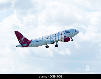 Virgin Atlantic Airways Airbus A320 avion de décoller sur le départ à l'Aéroport International de Manchester en Angleterre Royaume-Uni Banque D'Images