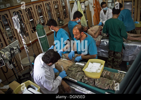 La province de KHOWST, Afghanistan - Medecins avec l'Armée nationale afghane, traiter les victimes simulées dans la salle d'urgence de l'aide Banque D'Images