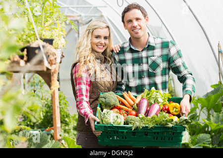 Jeune couple dans leur chambre verte Banque D'Images