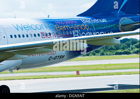 Air Transat Airbus A330 roulait sur la ligne l'arrivée à l'Aéroport International de Manchester en Angleterre Royaume-Uni UK Banque D'Images