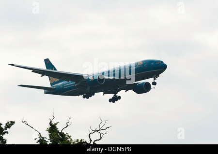 Vietnam Airlines avion Boeing 777 de l'approche à l'atterrissage à l'aéroport de Londres Gatwick West Sussex England United Kingdom UK Banque D'Images