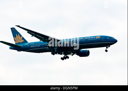 Vietnam Airlines avion Boeing 777 de l'approche à l'atterrissage à l'aéroport de Londres Gatwick West Sussex England United Kingdom UK Banque D'Images