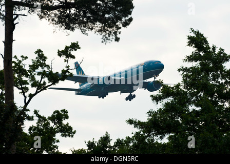 Vietnam Airlines avion Boeing 777 de l'approche à l'atterrissage à l'aéroport de Londres Gatwick West Sussex England United Kingdom UK Banque D'Images
