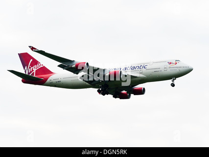 Virgin Atlantic Airways avion Boeing 747 de l'approche à l'atterrissage à l'aéroport de Londres Gatwick West Sussex Royaume Uni UK Banque D'Images