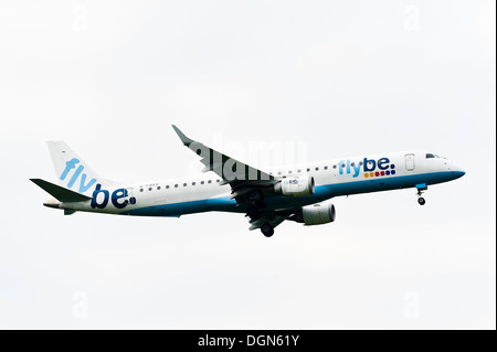 FlyBe Embraer 195 sur avion approche pour l'atterrissage à l'aéroport de Londres Gatwick West Sussex England United Kingdom UK Banque D'Images