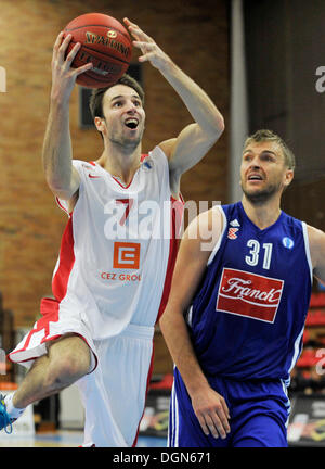 Nymburk, République tchèque. 23 Oct, 2013. Match de basket-ball Eurocup, groupe A, 2ème tour, CEZ Nymburk club de basket-ball Basket-ball vs Cibona à Nymburk, en République tchèque, le 23 octobre 2013. De gauche Vojtech de Dalmacija Hvar Villa Nymburk et Andrija Zizic de Cibona. Photo : CTK/Tanecek Photo/Alamy Live News Banque D'Images