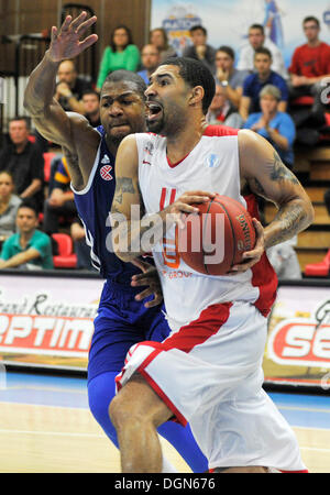 Nymburk, République tchèque. 23 Oct, 2013. Match de basket-ball Eurocup, groupe A, 2ème tour, CEZ Nymburk club de basket-ball Basket-ball vs Cibona à Nymburk, en République tchèque, le 23 octobre 2013. De Darryl Strawberry de Cibona et tre Simmons de Nymburk. Photo : CTK/Tanecek Photo/Alamy Live News Banque D'Images