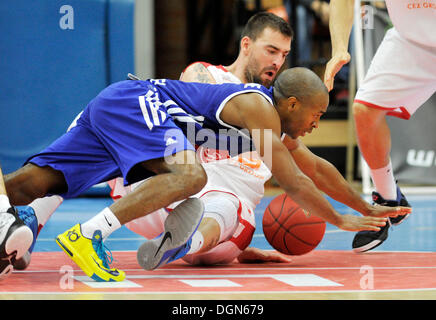 Nymburk, République tchèque. 23 Oct, 2013. Match de basket-ball Eurocup, groupe A, 2ème tour, CEZ Nymburk club de basket-ball Basket-ball vs Cibona à Nymburk, en République tchèque, le 23 octobre 2013. Jerel Blassingame de Cibona et Radoslav Rancik (arrière) de Nymburk. Photo : CTK/Tanecek Photo/Alamy Live News Banque D'Images