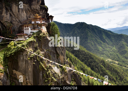 La vallée de Paro, Bhoutan, Taktsang Lhakang (Tiger's Nest) monastère accroché à la falaise Banque D'Images