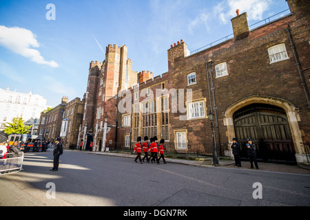 Les fans et la presse royale devant les portes de St James's Palace comme baby Prince George est baptisé. Londres, Royaume-Uni. Banque D'Images
