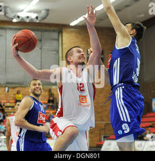 Nymburk, République tchèque. 23 Oct, 2013. Match de basket-ball Eurocup, groupe A, 2ème tour, CEZ Nymburk club de basket-ball Basket-ball vs Cibona à Nymburk, en République tchèque, le 23 octobre 2013. Rasid Mahalbasic (centre) de Nymburk et Dario Saric (droite) de Cibona. Photo : CTK/Tanecek Photo/Alamy Live News Banque D'Images