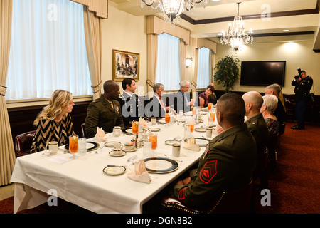 Secrétaire de l'Armée John McHugh, Sgt. Le major de l'Armée de Raymond F. Chandler III, ancien capitaine de l'Armée américaine William D. Swenson, récipiendaire de la médaille d'honneur, et sa famille et amis assister à un déjeuner pour eux dans le pentagone Patriot Prix à Washington, D.C., Oct Banque D'Images