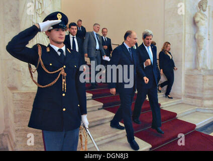 Le secrétaire d'Etat américain John Kerry promenades avec le Premier ministre italien Enrico Letta, à l'issue de leur réunion bilatérale le 23 octobre 2013 à Rome, Italie. Banque D'Images