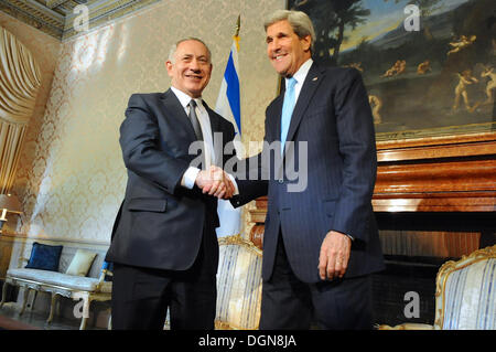 Le secrétaire d'Etat américain John Kerry, serre la main avec le Premier ministre israélien Benjamin Netanyahu à l'issue d'une réunion le 23 octobre 2013 à Rome, Italie. Banque D'Images
