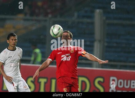 Le centre de Jakarta, Jakarta, Indonésie. 23 Oct, 2013. United Red player MICHAEL OWEN lors d'un match amical contre l'Indonésie rouge sur la bataille de RED (retraités extrêmement dangereux) mais au stade Bung Karno. Le match c'est tenir entre l'équipe anglaise Manchester United et légendes légendes indonésiennes, et remporté par l'Indonésie rouge avec le score 7-6. Afriadi Hikmal : Crédit/ZUMA/ZUMAPRESS.com/Alamy fil Live News Banque D'Images