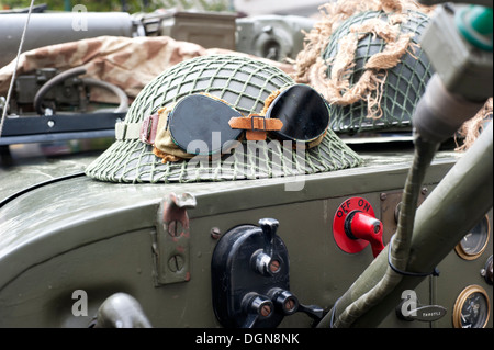 Casque militaire britannique sur les véhicules militaires Banque D'Images