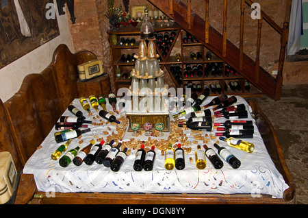 Les bouchons des bouteilles de vin, verres et décorer ce qui était autrefois le lit du propriétaire jusqu'à son divorce, à paladar Anando Banque D'Images
