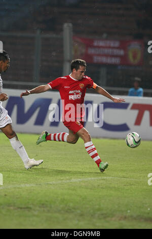 Le centre de Jakarta, Jakarta, Indonésie. 23 Oct, 2013. United Red player MICHAEL OWEN lors d'un match amical contre l'Indonésie rouge sur la bataille de RED (retraités extrêmement dangereux) mais au stade Bung Karno. Le match c'est tenir entre l'équipe anglaise Manchester United et légendes légendes indonésiennes, et remporté par l'Indonésie rouge avec le score 7-6. Afriadi Hikmal : Crédit/ZUMA/ZUMAPRESS.com/Alamy fil Live News Banque D'Images