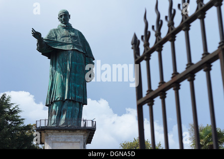 Le San Carlone, ou le Colosse de San Carlo Borromeo, un géant 17ème siècle statue de saint Charles Borromée à Arona, Italie. Banque D'Images