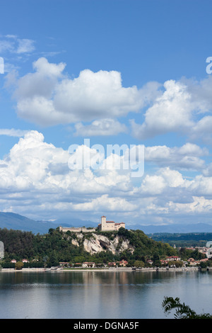 Le Château Rocca di Angera Arona vu de l'autre côté du Lac Majeur, en Italie. Banque D'Images