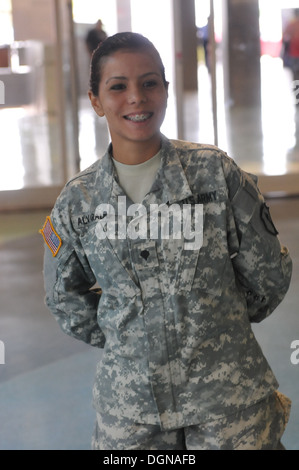 La CPS. Michelle Alvarado, membre de la 1ère Commande de soutien de mission, de l'armée américaine Reserve-Puerto Rico, attend à l'aéroport Luis Muñoz Marin alors que d'autres soldats se prête à partir. Alvarado et les autres soldats ont quitté l'île des Caraïbes le 18 octobre sur leur Banque D'Images