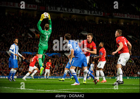 Manchester, UK. 23 Oct, 2013. Gardien de Manchester United David De Gea enregistre à partir d'un coin comme Real Sociedad Defender Mikel Gonzalez et Man Utd Defender Jonny Evans choc au cours de la première moitié du groupe de la Ligue des Champions d'un match de football entre Manchester United v Real Sociedad à Old Trafford. Credit : Action Plus Sport/Alamy Live News Banque D'Images