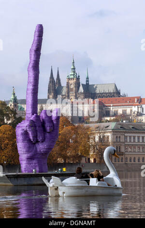 David Cerny est apparu sculpture sur la Vltava Prague République tchèque Banque D'Images