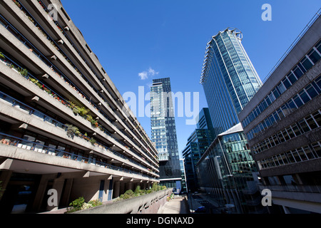 Willoughby House (à gauche), bloc d'appartement, Barbican Centre, avec le Heron, Moor Lane (milieu) & CityPoint (à droite), London, UK. Banque D'Images