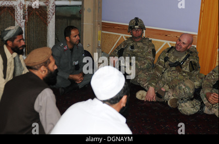 La province de Parwan, Afghanistan - Le Lieutenant-colonel Phil Brooks (extrême droite), commandant, 3e "Red Dragon" Bataillon, 82e Régiment d'artillerie, 2e "Black Jack" Brigade Combat Team, 1re Division de cavalerie, de Fort Hood, au Texas, et sa conduite les leaders parlent un leader clé Banque D'Images