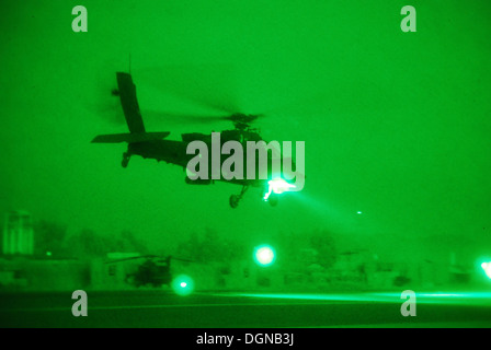 Un hélicoptère Apache AH-64 du 1er Bataillon (attaque), 10e Brigade d'aviation de combat, Groupe de travail Tigershark, quitte la base d'opération avancée Fenty, Afghanistan, le 17 octobre, d'effectuer une mission de reconnaissance et de sécurité. Banque D'Images